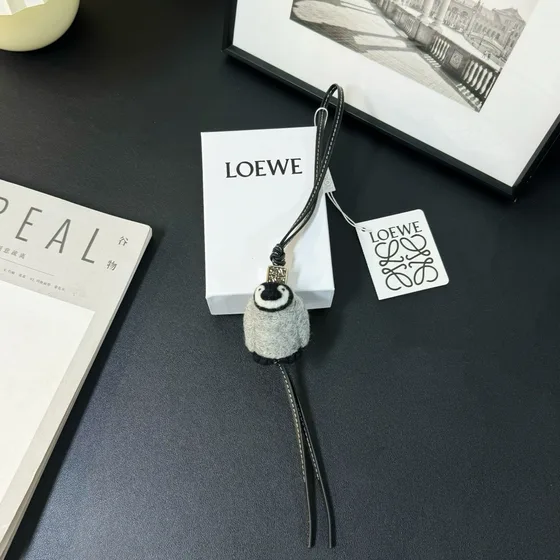 Loewe Penguin Charm Grå Etui
