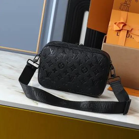 Louis Vuitton Camera bag Hitam crossbody