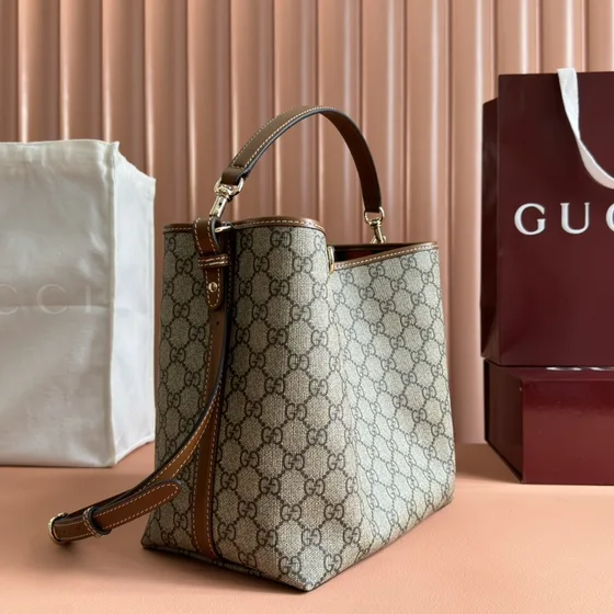 Gucci Gg Emblem Medium Borsa a secchiello Beige Borsa a spalla