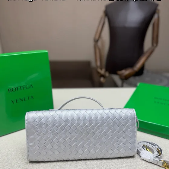 Bottega Veneta Andiamo สีเทา Crossbody