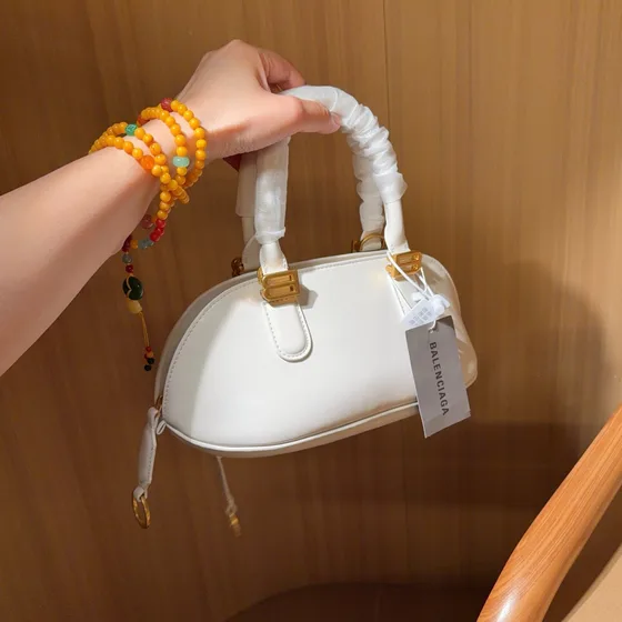 Balenciaga Balenciaga Alma Small Bag Wit Bovenhandgreep