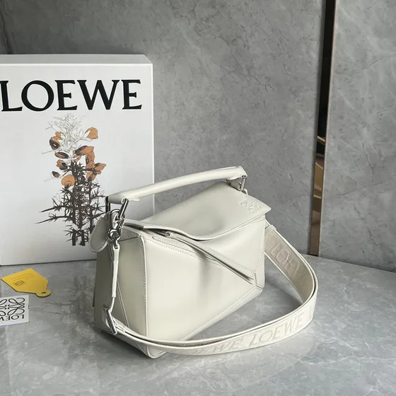 Loewe Puzzle Edge Small Bag สีขาว Top Handle