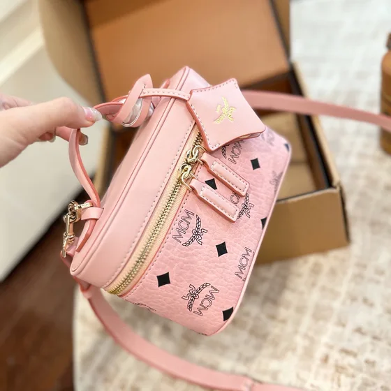 MCM Aren Crossbody-veske In Visetos Rosa Crossbody