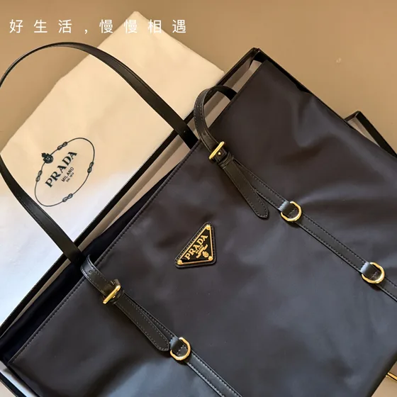Prada Re-Nylon Kass With Saffiano Läder Trim Svart Kass