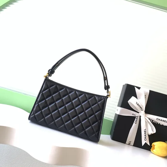 Chanel Quilted Diamond Pattern Zip Shoulder Bag Hitam Shoulder Bag