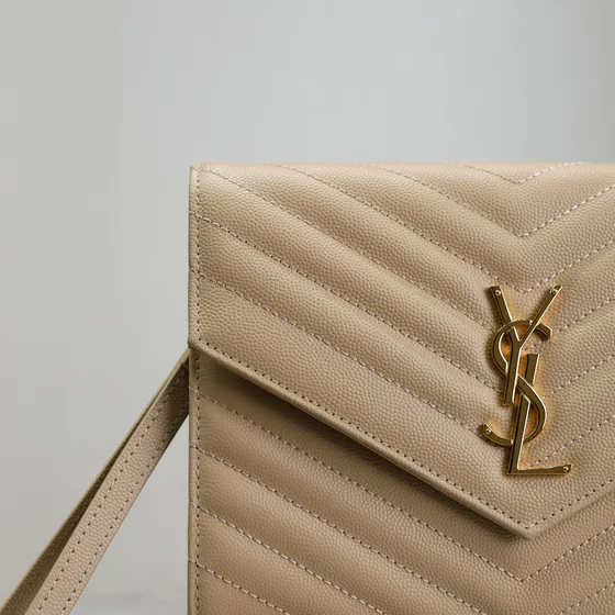 YSL Cassandre Matelassé Envelope Flaptasketur Beige Crossbody