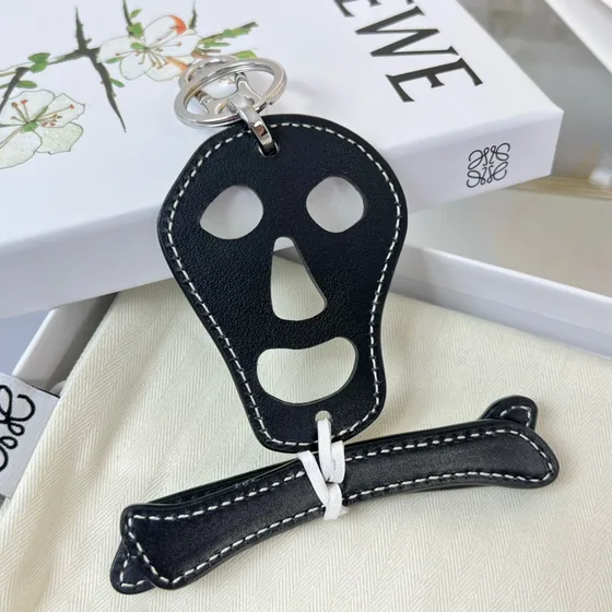 Loewe Skull And Crossbones Key Charm Đen Pouch