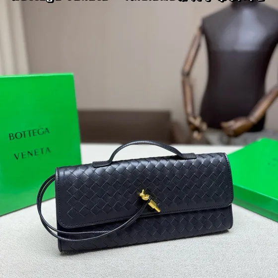 Bottega Veneta Andiamo สีน้ำตาล Crossbody