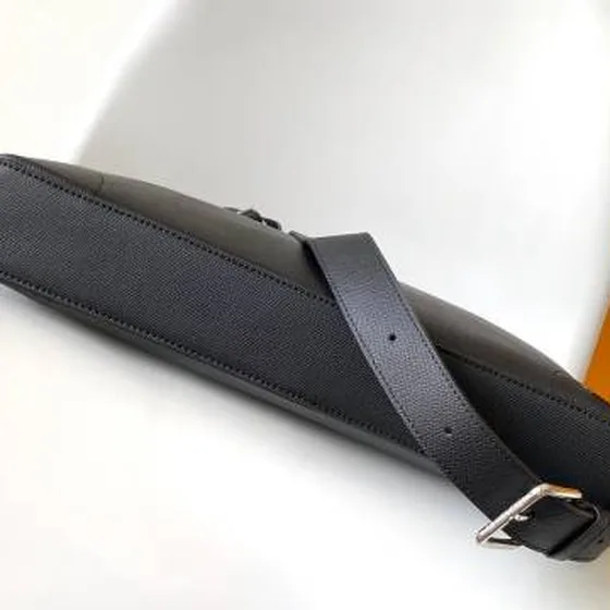 Louis Vuitton M30978 أسود Taiga جلد 40 x 29 x 4 cm business
