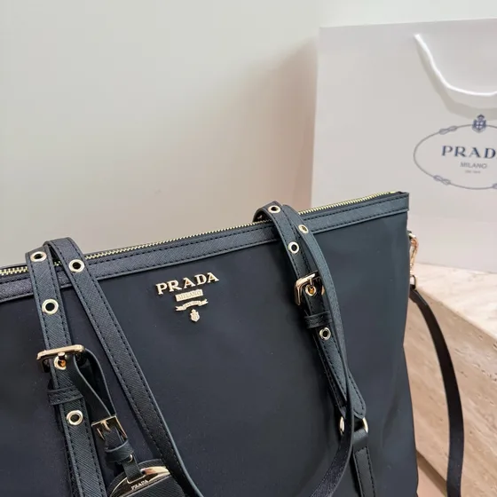 Prada Nylon Tote tas With Shoulder Strap Zwart Tote tas