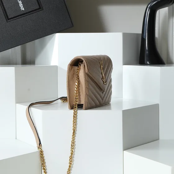 YSL Cassandre Matelassé Envelope Chain Brieftasche Beige Woc