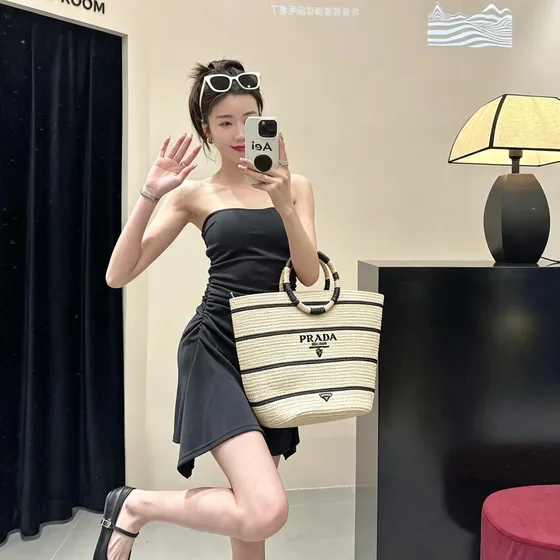 Prada Straw Striped Shoppertasche Beige Shoppertasche