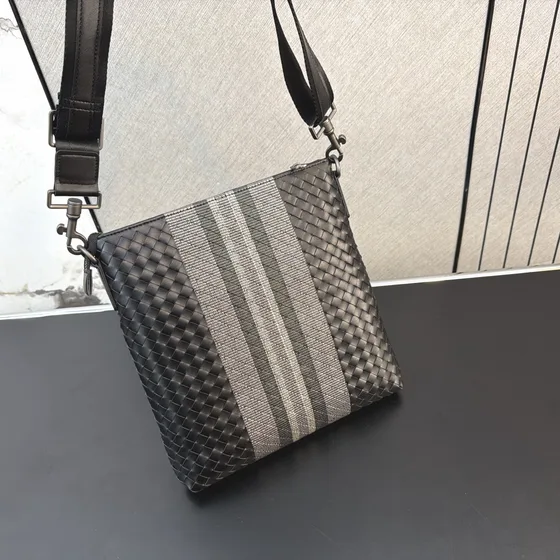 Bottega Veneta Intrecciato Striped Crossbody Bolso mensajero Negro/Gris Crossbody