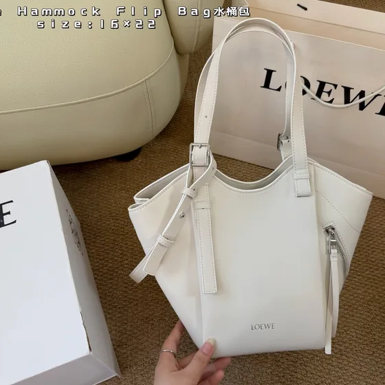 Loewe Hammock Flip Bag Wit 16×22cm Bovenhandgreep