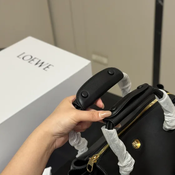 Loewe Madrid Top Handle Bag أسود Top Handle