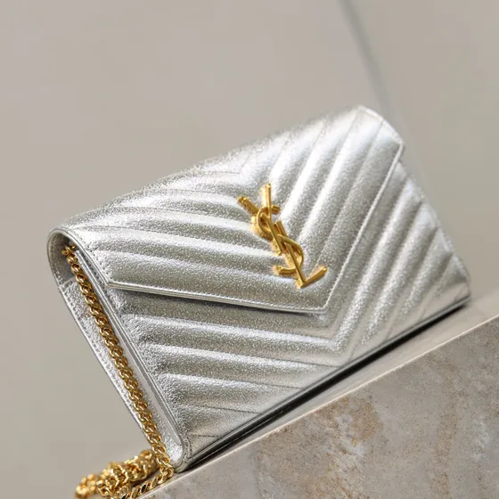 YSL Cassandre Matelassé Chevron Envelope Chain Cartera Plateado Woc