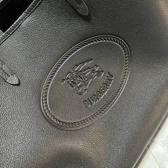 Burberry Embossed Crest Pelle Tote Nero Borsa tote