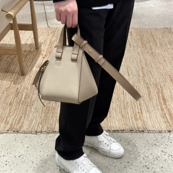 Loewe Hammock สีครีม Top Handle