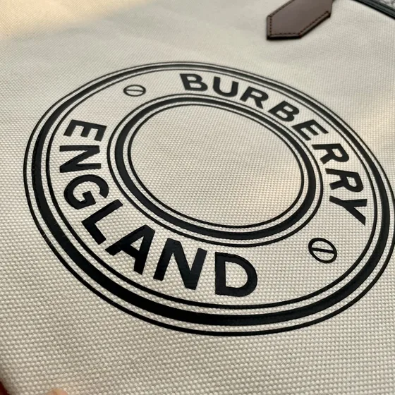 Burberry Logo Graphic ผ้าใบ Tote สีครีม/สีน้ำตาล Tote Bag