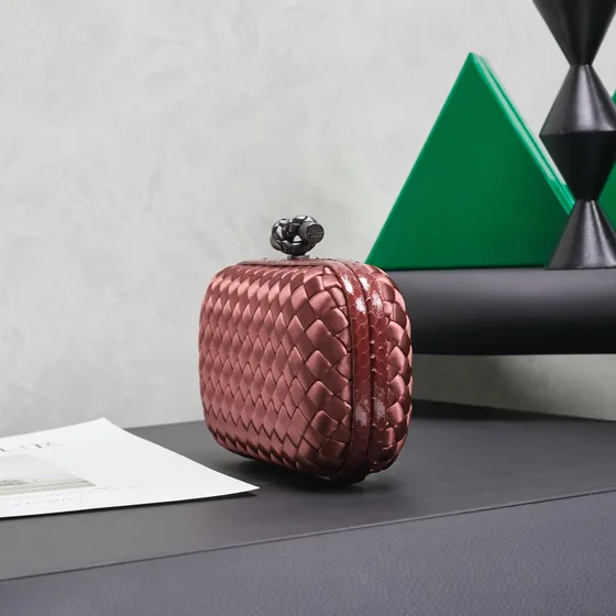 Bottega Veneta Pochette Knot Clutch Dark Metallic Rose Merah muda Clutch