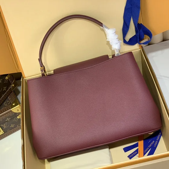 Louis Vuitton Capucines สีเบอร์กันดี Top Handle