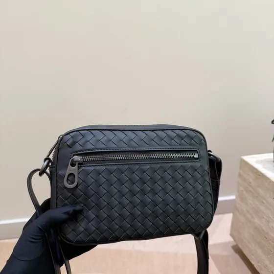 Bottega Veneta Intrecciato Zippered Camera Bag Negro Crossbody