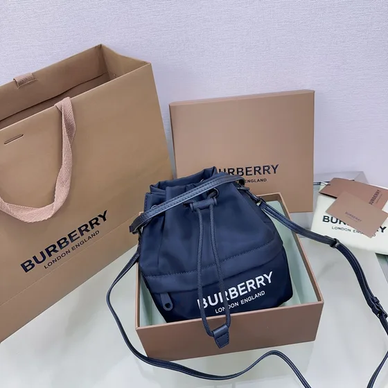 Burberry Logo Print Nylon Drawstring Crosstaske Marineblå Blå Crossbody