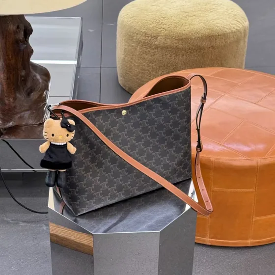Celine Bucket Maillon Triomphe Dark Coklat Shoulder Bag