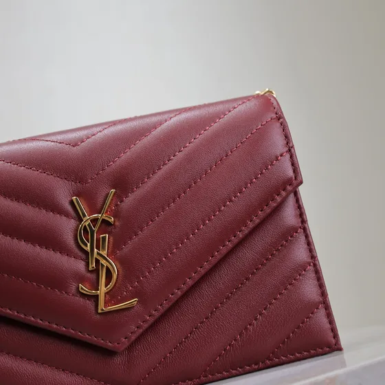 YSL Cassandre Matelassé Envelope Chain Carteira Bordô Woc