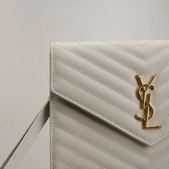 YSL Cassandre Matelassé Envelope Wallet On Chain أبيض Woc