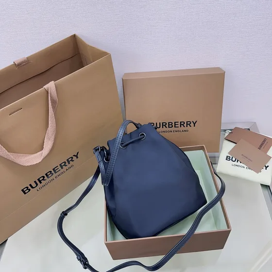 Burberry Logo Print Nylon Drawstring Crosstaske Marineblå Blå Crossbody