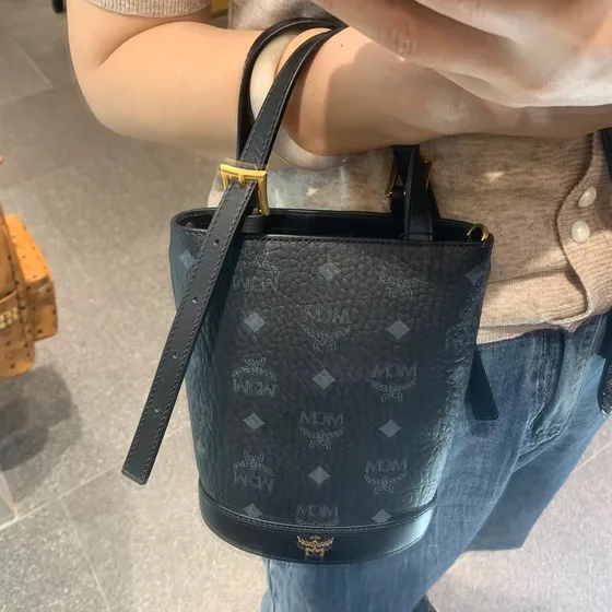 MCM Mini Travia Bøtteveske Sort Skulderveske