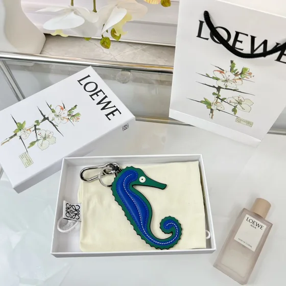 Loewe Seahorse Key Charm Verde/Azul Necessaire