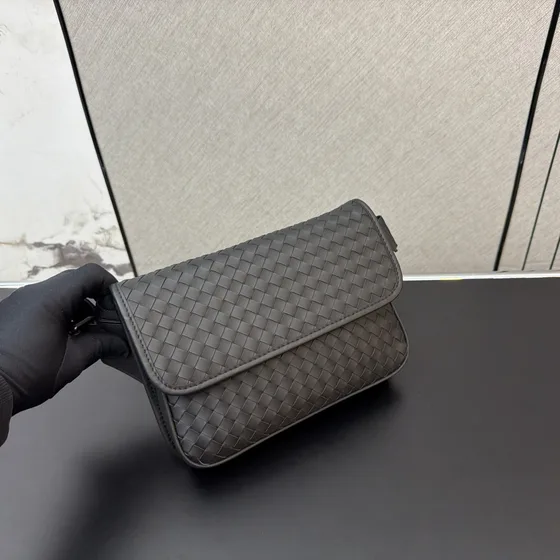 Bottega Veneta Intrecciato Flap Messenger Bag Hitam Crossbody