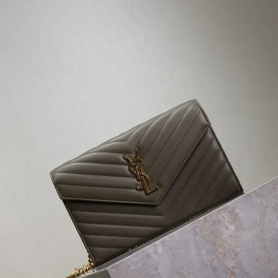 YSL Cassandre Matelassé Chevron Envelope Chain Кошелёк Dark Gray Woc