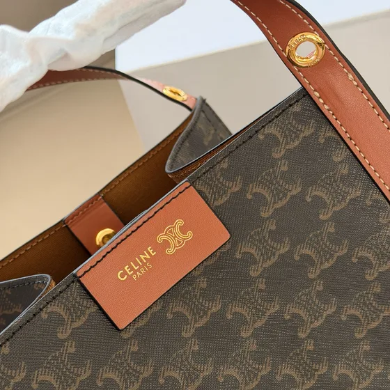 Celine Triomphe Bucket สีดำ With สีน้ำตาล หนัง Accents Shoulder Bag