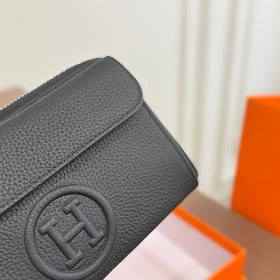 Hermes H Logo Zippy Wallet With Wrist Strap أسود Wallet