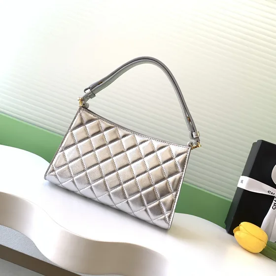 Chanel Quilted Trapezoid Сумка на плечо Серебристый Сумка на плечо