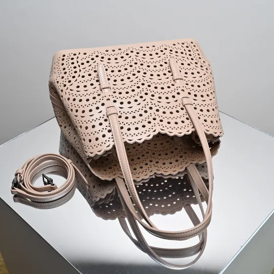 Burberry Mina Tote Bag สีครีม Tote Bag