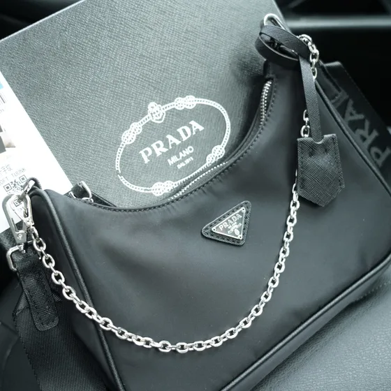Prada Re-Edition 2005 Hitam Crossbody