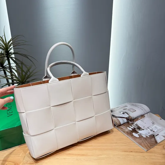 Bottega Veneta Arco Tote White Tote Bag
