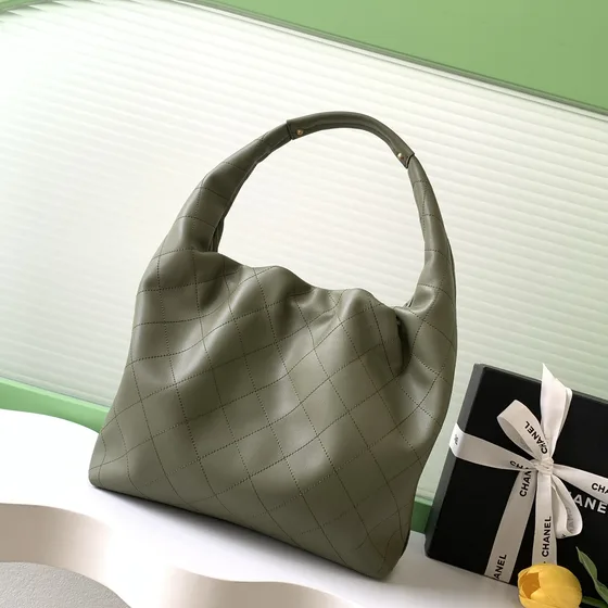 Chanel Diamond-Quilted Hobo Bag Olive Grønn Hobo