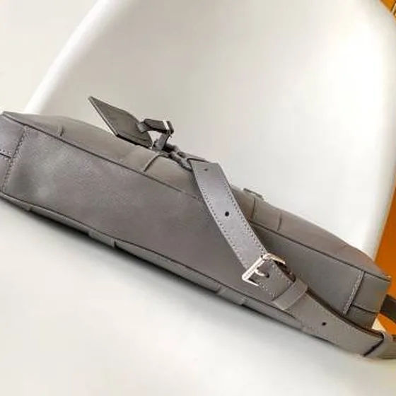 Louis Vuitton M30925 Gray business