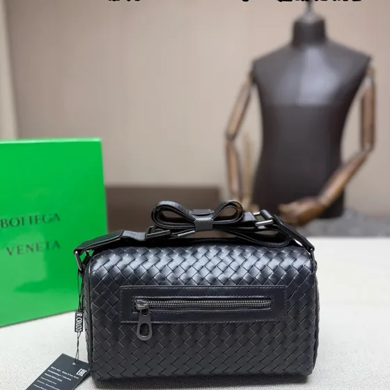 Bottega Veneta Traveller Intrecciato Camera Bag Svart Crossbody