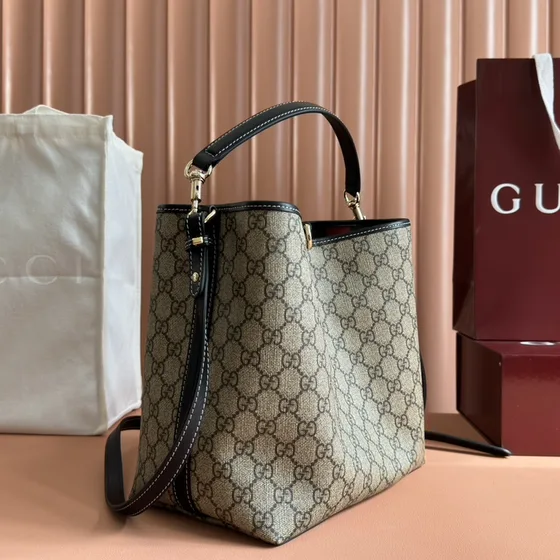 Gucci Gg Emblem Small Bucket Bag بيج Ebony Crossbody