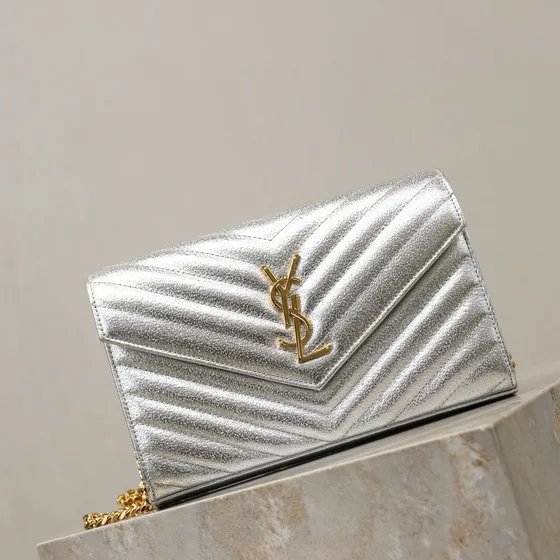 YSL Cassandre Matelassé Chevron Envelope Chain Cartera Plateado Woc