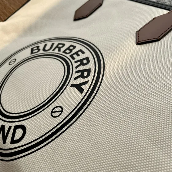 Burberry Logo Graphic ผ้าใบ Tote สีครีม/สีน้ำตาล Tote Bag