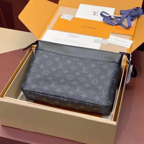 Louis Vuitton M82545 Monogram Eclipse 32 x 21 x 8 cm travel
