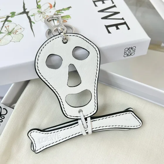 Loewe Skull And Crossbones Key Charm Đen Pouch