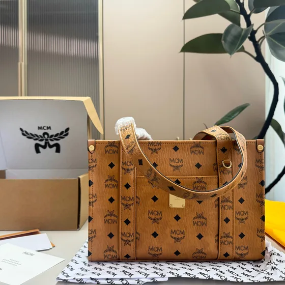 MCM München Tote In Visetos Hitam Tote Bag